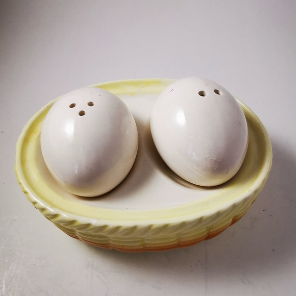 Vintage Ceramic Giftcraft Eggs on a Basket Salt and Pepper Shakers - Picture 4 of 16